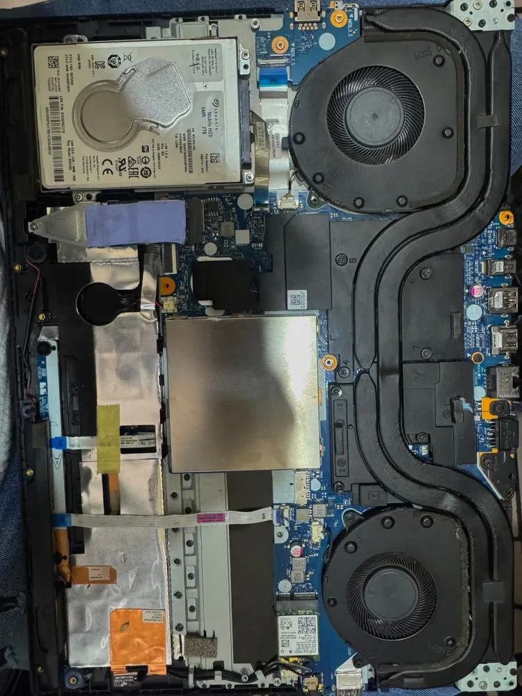 Laptop abierta en mantenimiento en el taller de MisterTech en Chihuahua