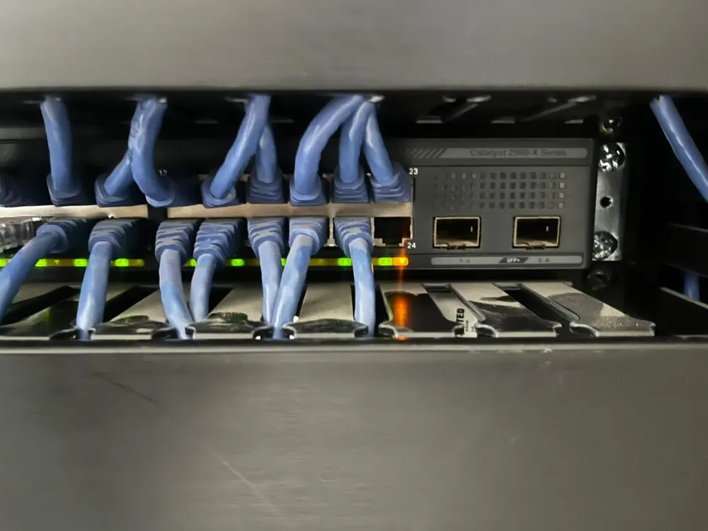 Switch y cableado de red – trabajo de MisterTech en Chihuahua